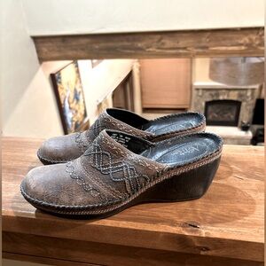 Clark’s artisan textured leather mules clogs Size 9